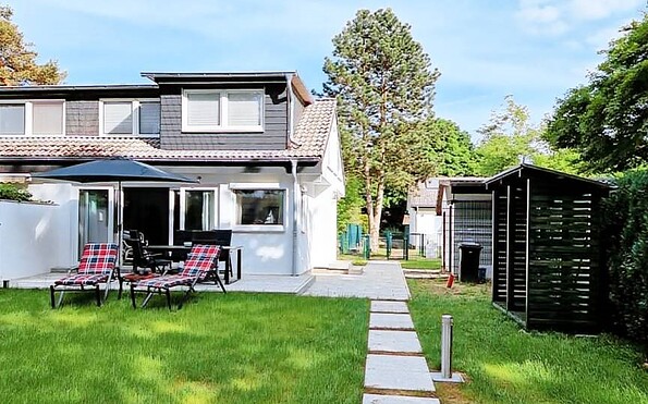 Ansicht Haus mit Garten und Terrasse