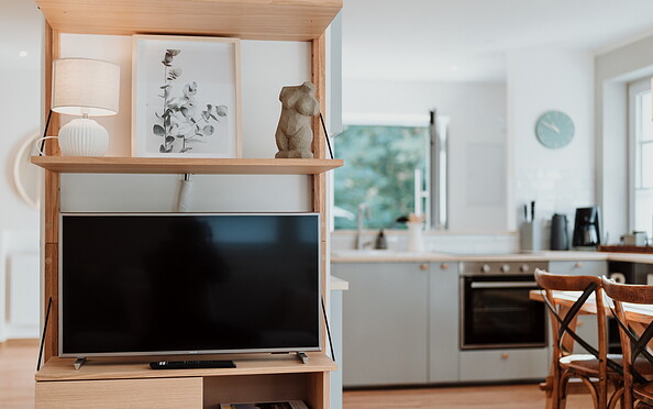 Wohnzimmer mit Blick auf die Küche, Foto: Torsten Wilke, Lizenz: Prisca Oppermann