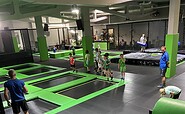 Springende Personen, Foto: Mandy Richter, Lizenz: Trampolinpark JumpUp