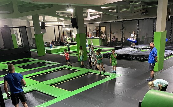 Jumping persons, Foto: Mandy Richter, Lizenz: Trampolinpark JumpUp