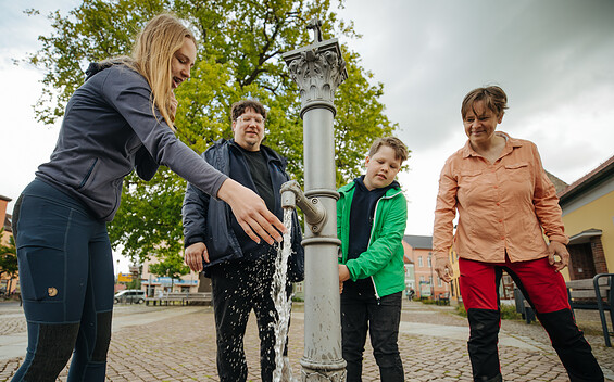 Refreshment at the marketplace fountain in Biesenthal, Foto: Julia Nimke, Lizenz: TMB Tourismus-Marketing GmbH