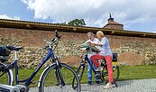 Radfahrer vor der Burg Beeskow, Foto: Andreas Franke, Lizenz: TMB Fotoarchiv