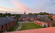 Der Hof mit Ställen und Gesindehaus