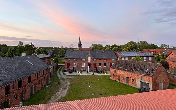 Der Hof mit Ställen und Gesindehaus