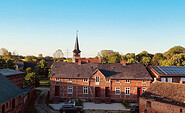 Der Hof mit  Gesindehaus