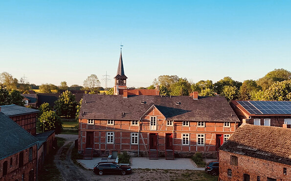 Der Hof mit  Gesindehaus