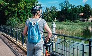 Radfahrerin mit Ruppiner Tour&#039;nbeutel in Lindow (Mark), Foto: Nazariy Kryvosheyev, Lizenz: pro agro e.V.