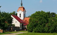 Village green and church Altranft, Foto: Lars Fischer