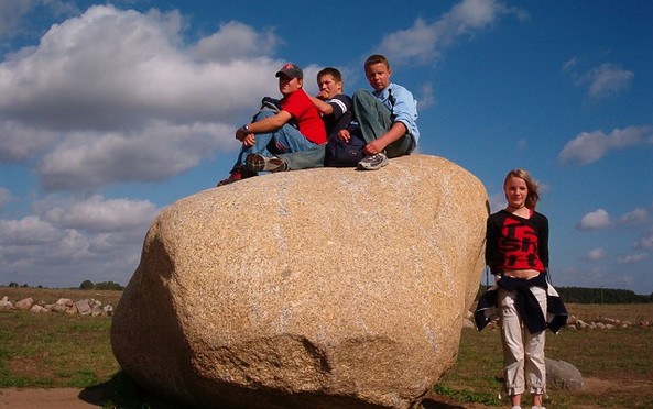 Kinder auf einem Stein © Thomsdorf