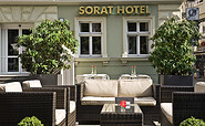Außenansicht mit Terrasse, Foto: Sorat Hotel Cottbus, Lizenz: www.sorat-hotels.com