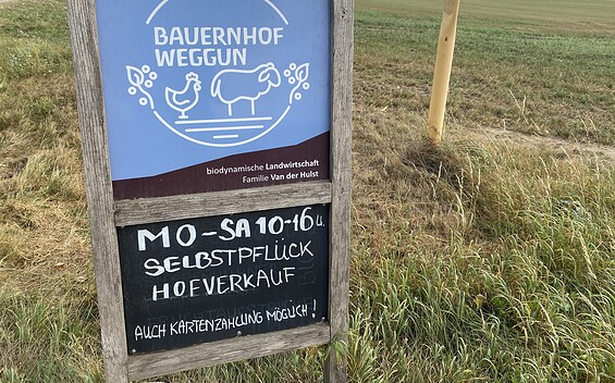 Bauernhof Weggun Hinweis Zufahrt, Foto: Anet Hoppe