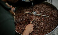 Fresh roasting several times a week, Foto: Bartsch &amp; Hengst GbR, Lizenz: Bartsch &amp; Hengst GbR