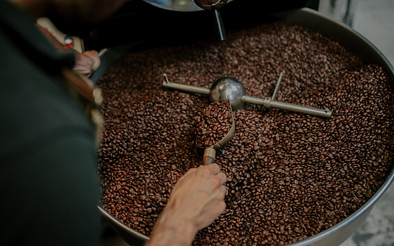 Fresh roasting several times a week, Foto: Bartsch & Hengst GbR, Lizenz: Bartsch & Hengst GbR