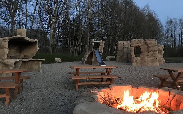 Lagerfeuer auf dem Campingplatz, Foto: Silke Philipp, Lizenz: Erlebniscamping Lausitz