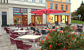 Terrasse vor dem Eiscafé, Foto: Eiscafé Venezia "Piazza"