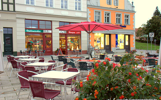 Terrasse vor dem Eiscafé, Foto: Eiscafé Venezia "Piazza"