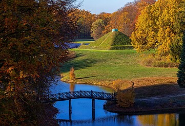 Blick vom Hermannsberg im Branitzer Park auf die Landpyramide, Foto: Andreas Franke, Lizenz: CMT Cottbus