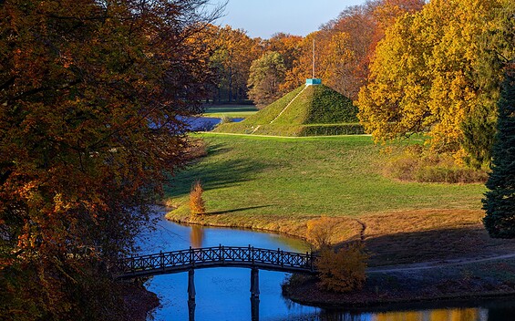 Blick vom Hermannsberg im Branitzer Park auf die Landpyramide, Foto: Andreas Franke, Lizenz: CMT Cottbus