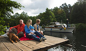 Familie auf Steg mit Boot, Foto: Juergen Rocholl, Agentur Face, Lizenz: WITO Barnim GmbH
