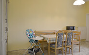 Küche mit Sitzecke, Hochstuhl und Schrank, Foto: Stefanie Richter, Lizenz: Stefanie Richter