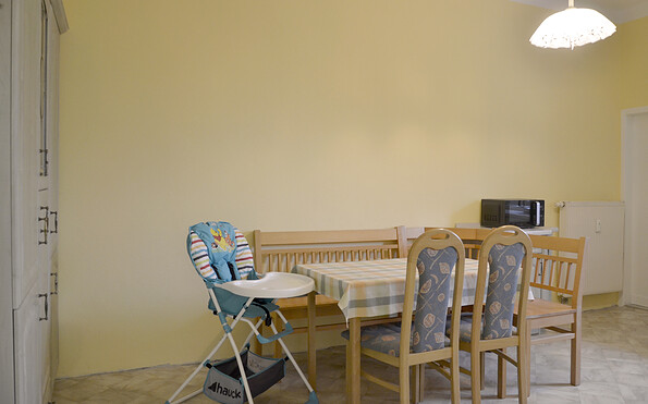 Küche mit Sitzecke, Hochstuhl und Schrank, Foto: Stefanie Richter, Lizenz: Stefanie Richter
