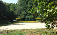 Campingdomizil Körbiskrug - Volleyballfeld, Foto: Roberto Heß, Lizenz: Campingdomizil Körbiskrug