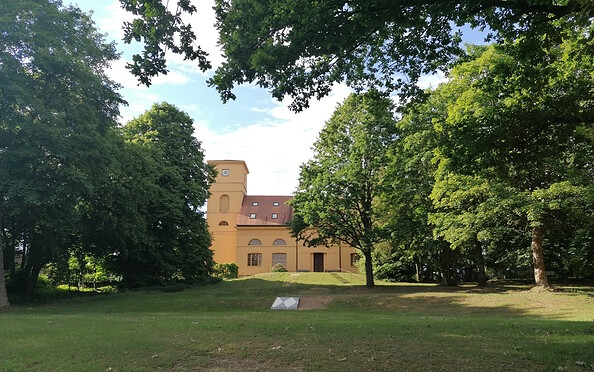 Gutspark Netzeband mit Temnitzkirche, Foto: Jannika Olesch