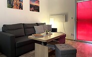 Wohnzimmer mit Sofa und Tisch, Foto: Ulrike Haselbauer, Lizenz: Tourismusverband Lausitzer Seenland e.V.