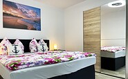 Schlafzimmer mit Doppelbett und Kleiderschrank, Foto: Ulrike Haselbauer, Lizenz: Tourismusverband Lausitzer Seenland e.V.