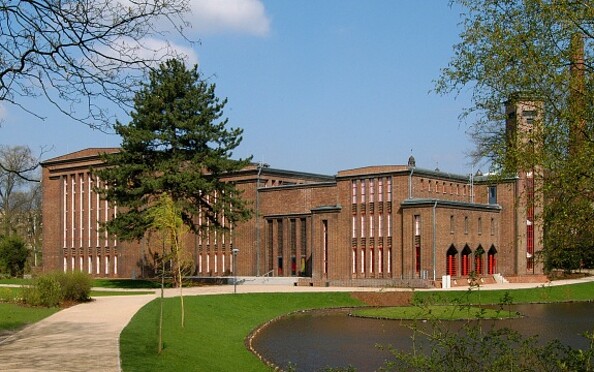 Brandenburgisches Landesmuseum für moderne Kunst Cottbus - Blick auf das Museum vom Park, Foto: Marlies Kross, Lizenz: Brandenburgische Kulturstiftung