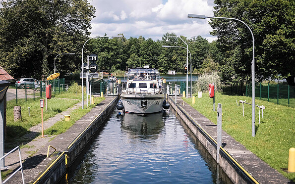 Schleuse Rosenbeck mit Boot, Foto: Antje Queißner, Lizenz: Gemeinde Schorfheide