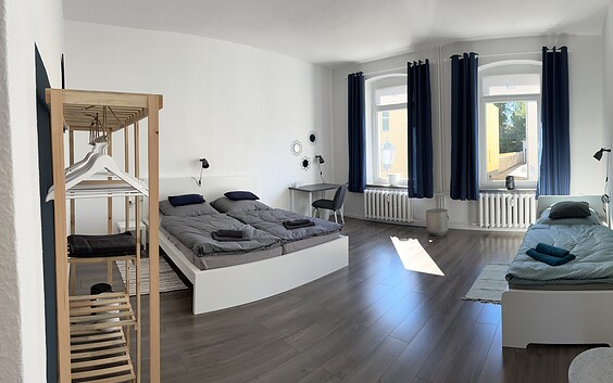 Schlafzimmer 1, Doppelbett mit Einzelbett, Foto: Ferienwohnung Gubener Neißeglück 23 , Lizenz: Ferienwohnung Gubener Neißeglück 23