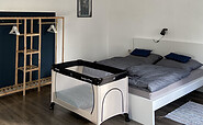 Schlafzimmer mit Kinderbett, Foto: Ferienwohnung Gubener Neißeglück 23 , Lizenz: Ferienwohnung Gubener Neißeglück 23