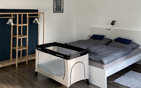Schlafzimmer mit Kinderbett, Foto: Ferienwohnung Gubener Neißeglück 23 , Lizenz: Ferienwohnung Gubener Neißeglück 23