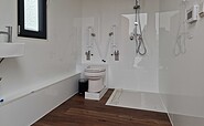 WC und Dusche auf dem Saunafloß, Foto: Eva Lau, Lizenz: Tourismusverband Lausitzer Seenland e.V.