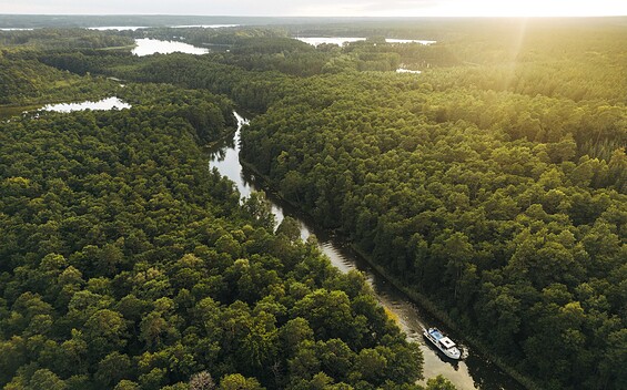 Im grünen Canyon: Dschungelfahrt im Seenland, Foto: Sylvia Pollex / Thomas Rötting, Lizenz: Kuhnle-Tours