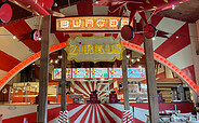 Burger im Burger Zirkus, Foto: Karls Erlebnis-Dorf Elstal, Lizenz: Karls Erlebnis-Dorf Elstal