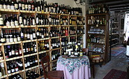 Ziegelhof. Vinothek &amp; Kräuterei - Im Weinladen, Foto: Günther Baude, mms