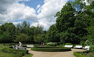 Gleich hinter der Tourist-Info Buckow befindet sich der Eingang zum Schlosspark, Foto: Archiv Kultur- und Tourismusamt Märkische Schweiz