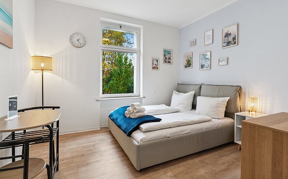 Lots of light and a cozy queen-size bed await in apartment 3, Foto: Backbone, Lizenz: Vorstadtoase Eichwalde