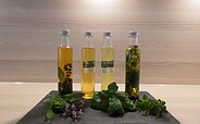 Vinegar and herb oil, Foto: Ute Bernhardt, Lizenz: Kräuter- und Naturhof
