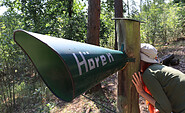 Mit dem Hörrohr in den Wald hören, Foto: Bansen/Wittig