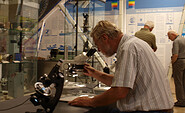 Mikroskope- immer und in jedem Alter faszinierend, Foto: Pressestelle, Lizenz: Kulturzentrum Rathenow