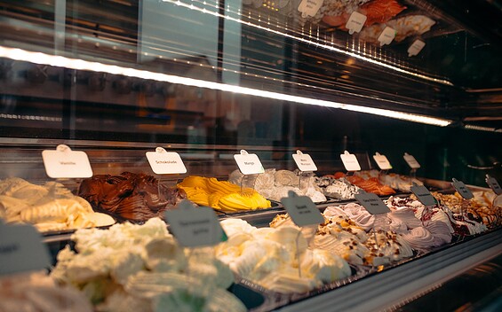 Eisauswahl in der Eisdiele EISVOGEL, Foto: Willi Löben, Lizenz: EISVOGEL