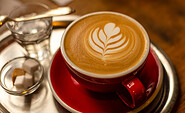 &quot;Kaffee verkehrt (Milchkaffee) im Kaffeehaus Morgenrot, Foto: Kaffeehaus Morgenrot, Lizenz: Kaffeehaus Morgenrot