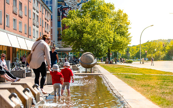 Children at the fountain in Lindenallee, Foto: City Eisenhüttenstadt