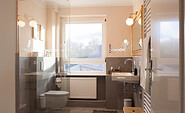 Modernes Badzimmer mit Dusche, Foto: Alexander Welitschko