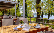 INSELHOTEL Potsdam Seeterrasse mit Blick auf den Templiner See