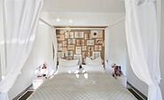 Schlafzimmer mit Babybett und Seeblick, Foto: Waterfront Five, Lizenz: Waterfront Five