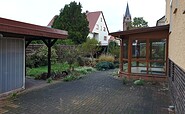 Hof mit Carport und Garten, Foto: Hässelhof, Lizenz: Hässelhof